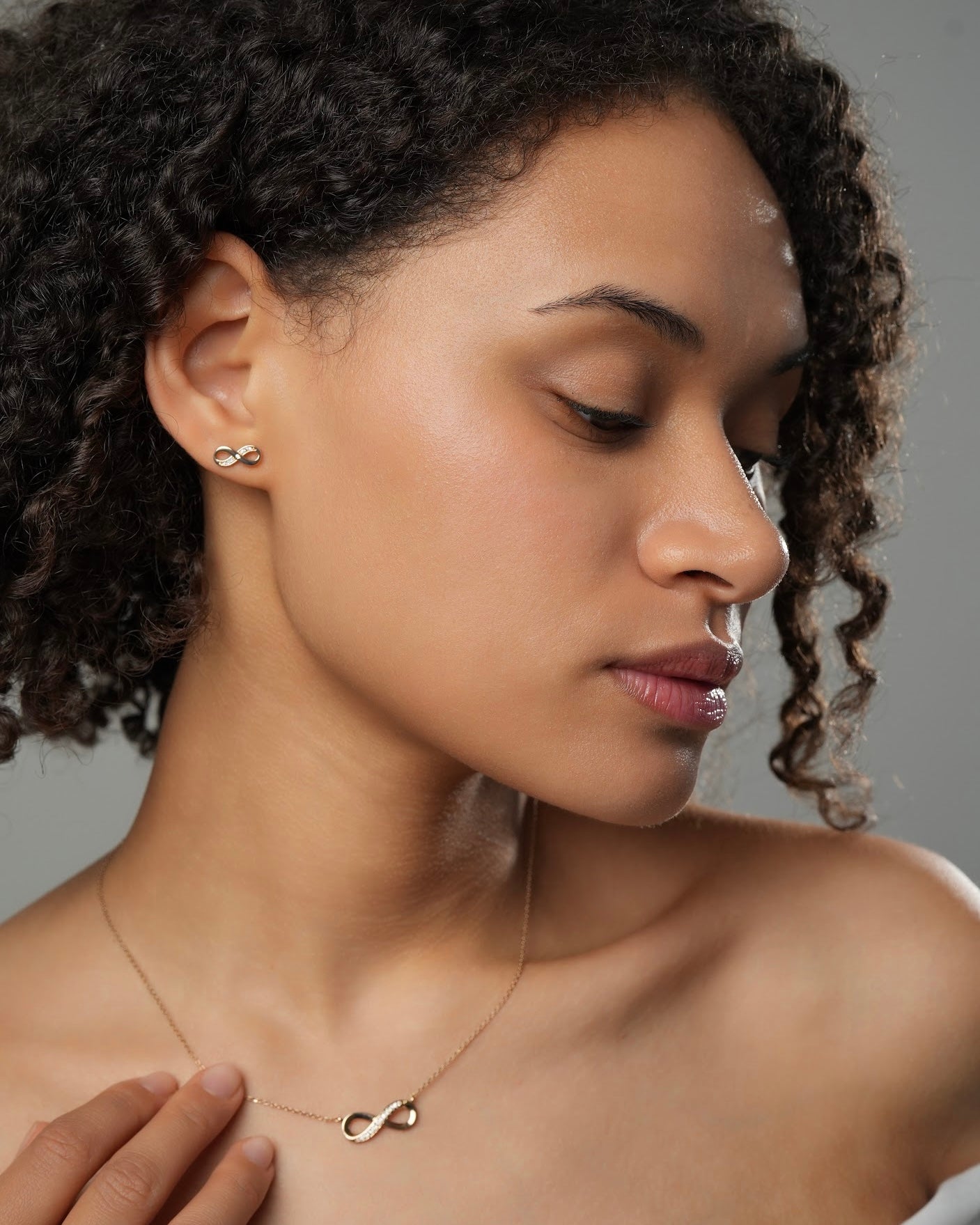 Infinity stud earrings gold plated 18k 3 microns with cubic zirconia, infinity symbol stud earrings with matching necklace, side profile